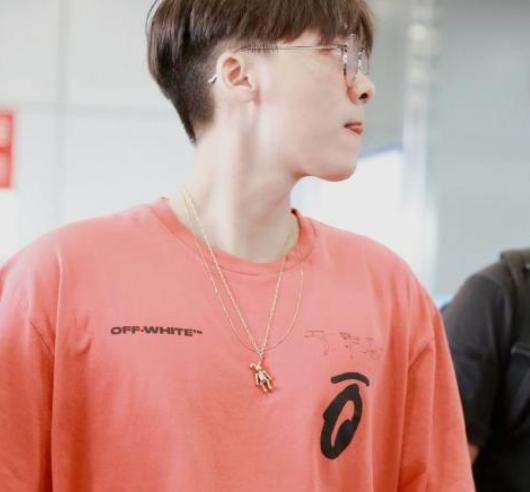 有一种帅气叫李易峰机场照，当他“掐腰”的那一刻，网友：我爱了