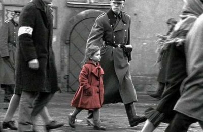 ​《奥斯维辛集中营》中，姑娘的微笑代表了什么？