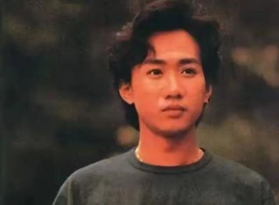 ​从某种意义上说，黄家驹，还活着，他依然还在台上唱歌