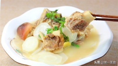 ​骨头汤的熬制方法怎么做（骨头汤的家常做法，炖之前多做这一步，汤汁浓白鲜美