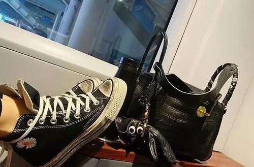 王子文因踩桌道歉事件详情回顾(王子文跪地) 王子文因踩桌道歉事件详情回顾(王子文跪地)