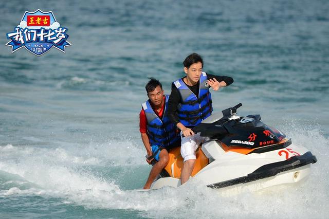 林志颖年代秀第二季第五期（我们十七岁林志颖骑摩托艇海上玩漂移）(1)