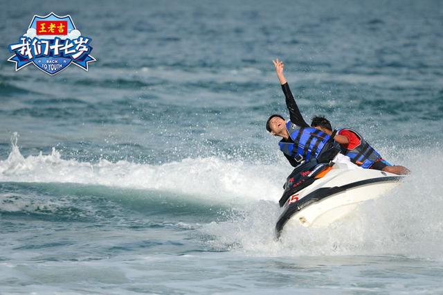 林志颖年代秀第二季第五期（我们十七岁林志颖骑摩托艇海上玩漂移）(2)