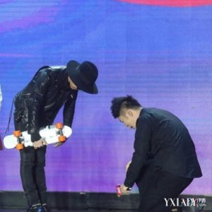 杜海涛下跪事件(杜海涛发声明为下跪权志龙致歉)