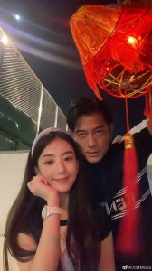 方媛分享家庭幸福生活照,郭富城化身工具人,给妻女拍照好称职