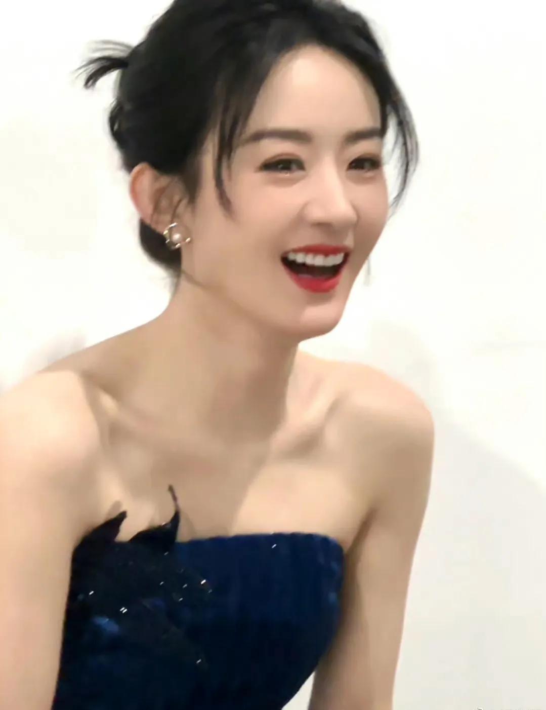 赵丽颖霁蓝色抹胸长裙