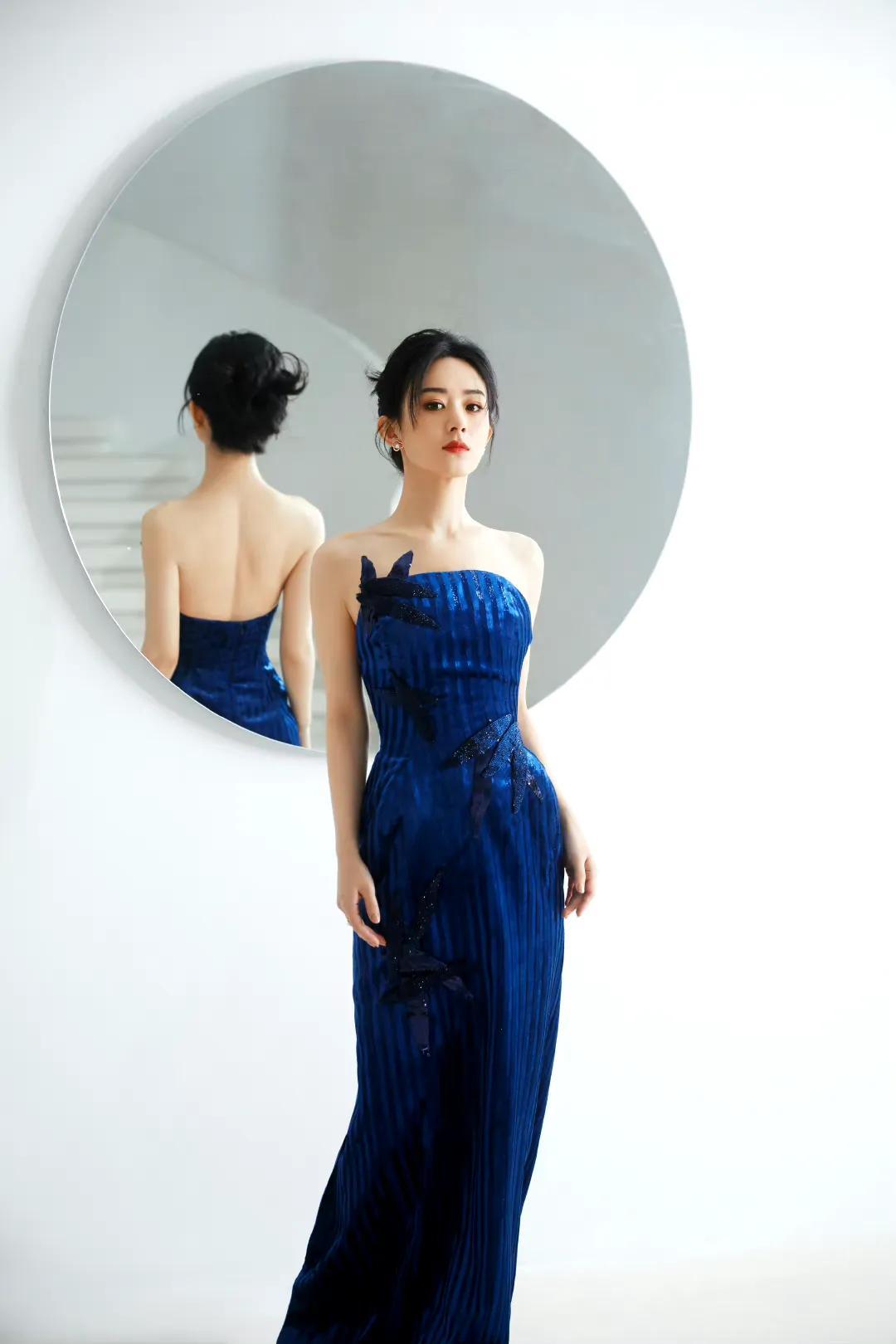赵丽颖霁蓝色抹胸长裙
