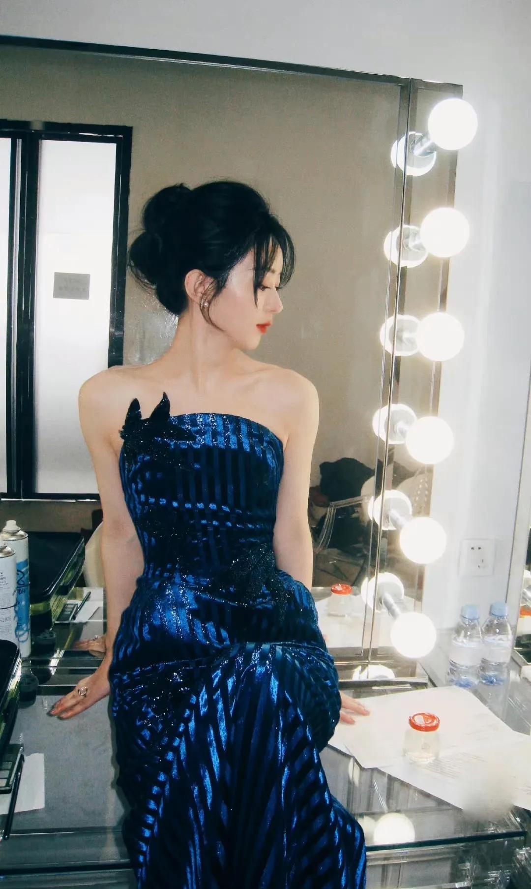 赵丽颖霁蓝色抹胸长裙