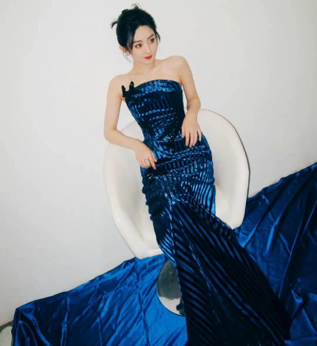 赵丽颖霁蓝色抹胸长裙