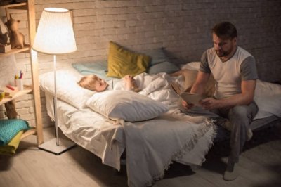 ​13岁女孩子每天放学后总是选择冲进父亲房间