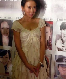 ​毛俊杰产后再发博，晒粉色蛋糕为女儿庆祝满月，老公是加拿大人？