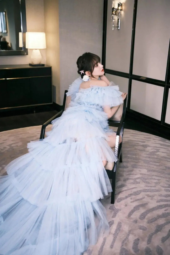 “微胖女神”程潇蓝色礼服高清写真图集