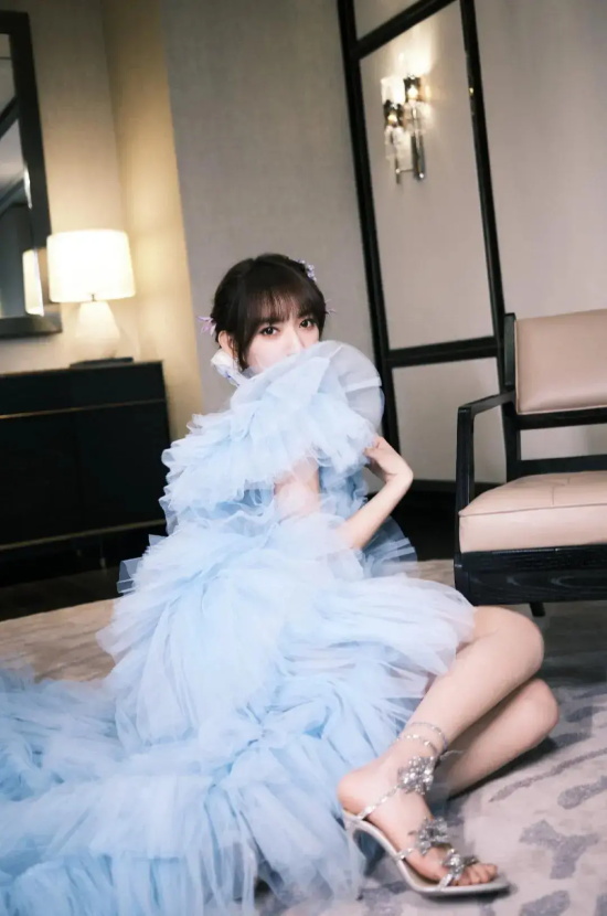 “微胖女神”程潇蓝色礼服高清写真图集