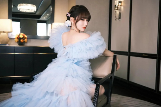 “微胖女神”程潇蓝色礼服高清写真图集