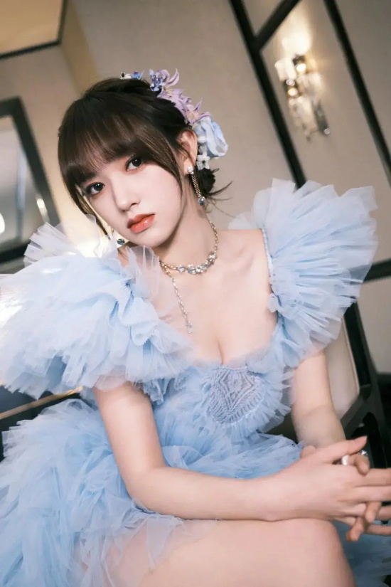 “微胖女神”程潇蓝色礼服高清写真图集