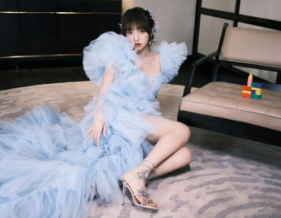 “微胖女神”程潇蓝色礼服高清写真图集