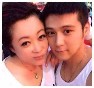 ​58岁女演员张海燕疑包养鲜肉男模，爱称妈咪儿子，受得了吗？
