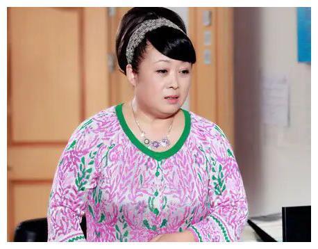 58岁女演员张海燕疑包养鲜肉男模，爱称妈咪儿子，受得了吗？