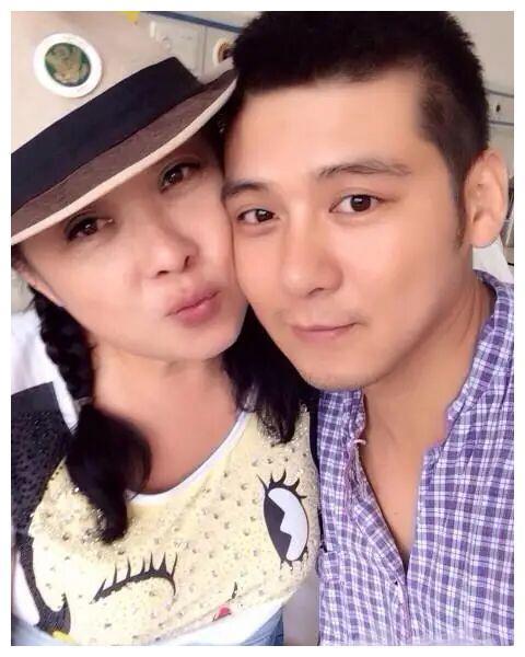 58岁女演员张海燕疑包养鲜肉男模，爱称妈咪儿子，受得了吗？