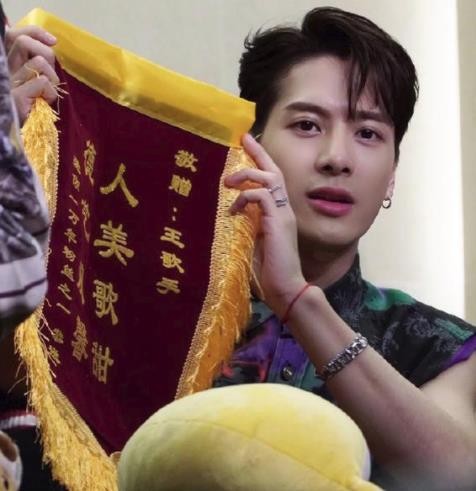 粉丝送王嘉尔锦旗(王嘉尔被粉丝送锦旗是怎么回事？)