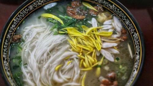 过桥米线的由来及故事(云南过桥米线由来)