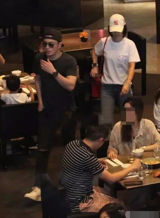 林心如霍建华一家三口首同框，小海豚十分乖巧，扎羊角辫超级萌