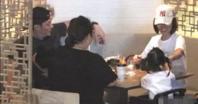 ​林心如霍建华一家三口首同框，小海豚十分乖巧，扎羊角辫超级萌