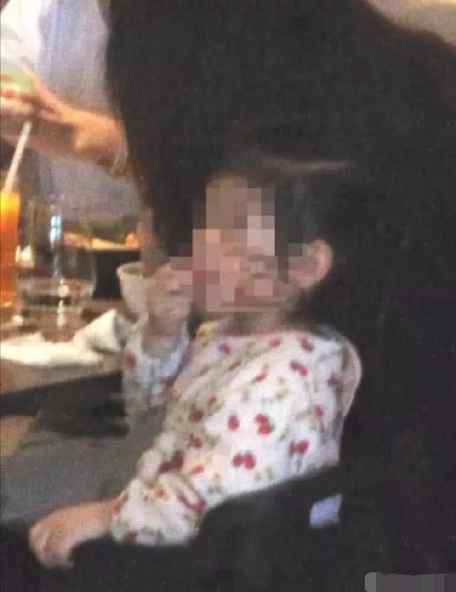 林心如霍建华一家三口首同框，小海豚十分乖巧，扎羊角辫超级萌