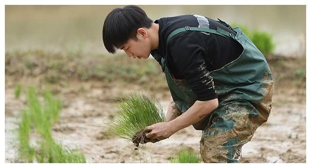 彭昱畅帅气的6张照片,看到第5张,网友:快把哥哥带走!