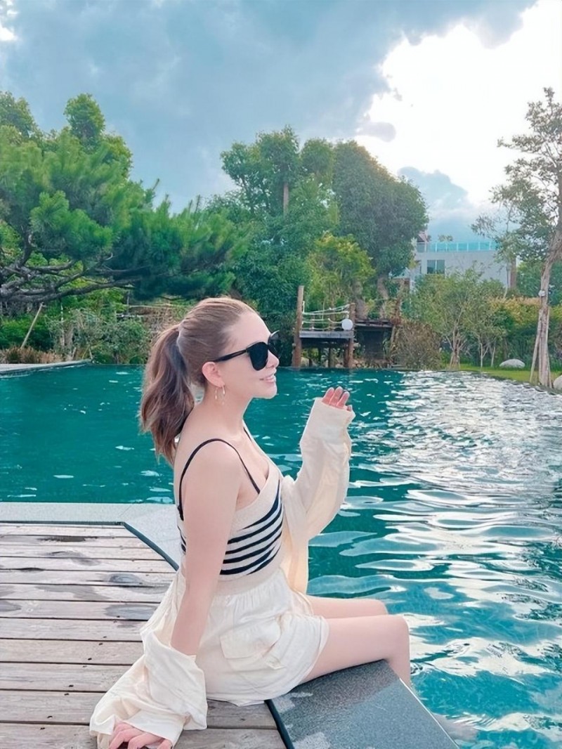 周杰伦老婆照片(周杰伦娇妻昆凌晒泳池美照)