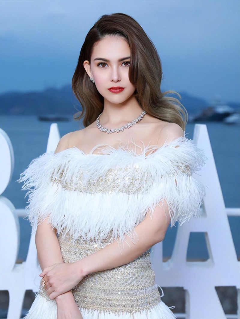 周杰伦老婆照片(周杰伦娇妻昆凌晒泳池美照)