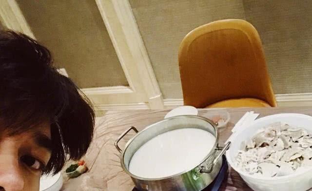 李易峰深夜发博，简单一句话和几张图，看完网友直呼：恭喜啦