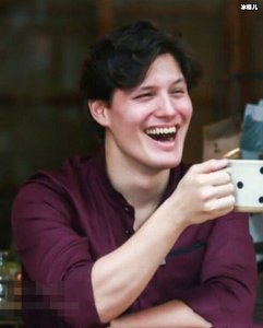 ​周华健混血儿子照片被曝光了出来，网友直呼长得很帅气啊！