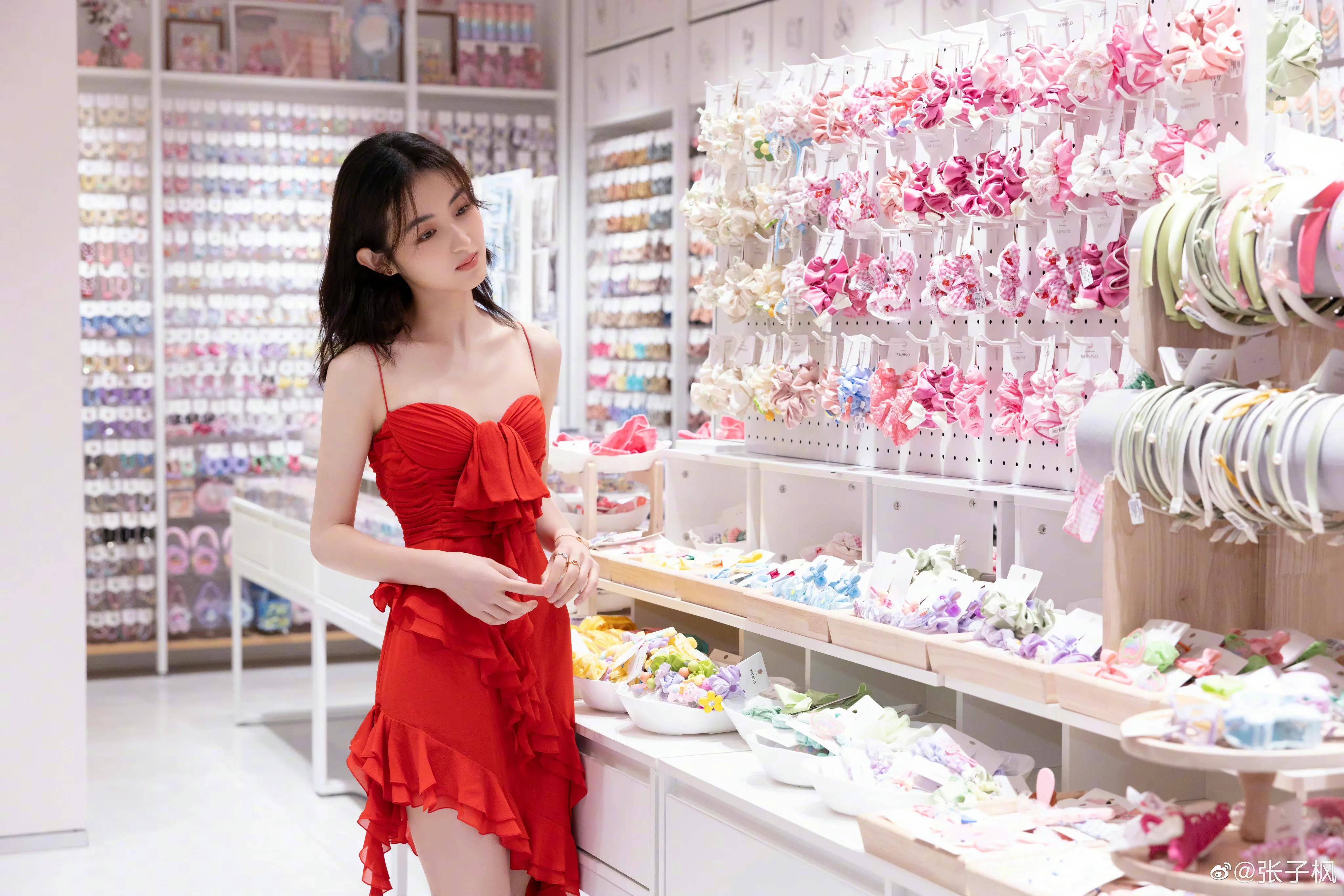 亭亭玉立这句话说的就是张子枫妹妹吧?