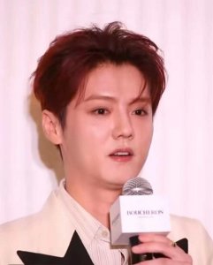 ​鹿晗最新活动图曝出，面部浮肿疑发福，网友：差点看成尹正