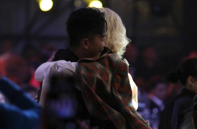 韩庚金希澈拥抱