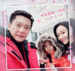 ​曹颖的老公是谁（曹颖晒与老公儿子看雪照）