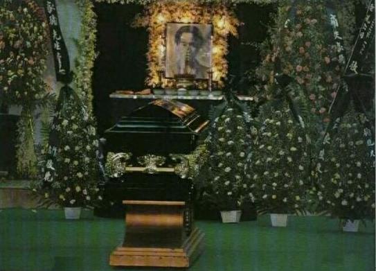 实拍黄家驹追悼会全过程：李克勤郭富城等好友到场，歌迷现场痛哭