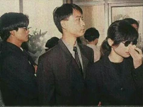 实拍黄家驹追悼会全过程：李克勤郭富城等好友到场，歌迷现场痛哭