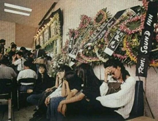 实拍黄家驹追悼会全过程：李克勤郭富城等好友到场，歌迷现场痛哭