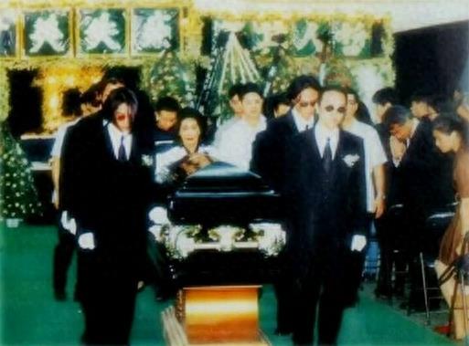 实拍黄家驹追悼会全过程：李克勤郭富城等好友到场，歌迷现场痛哭