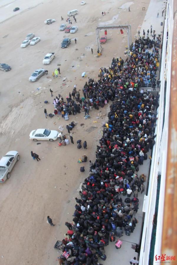 利比亚撤侨事件真实情况(亲历利比亚撤侨小伙)(1)