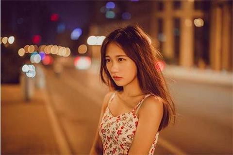 消费却远大于收入的女孩