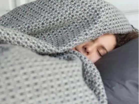 睡觉头朝哪个方向更好-(睡觉朝向哪边最科学)