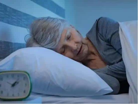 睡觉头朝哪个方向更好-(睡觉朝向哪边最科学)