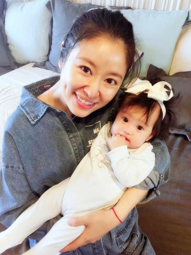 黄磊夫妇罕见晒小儿子照片，身高超同龄小孩，一家三口牵手超温馨