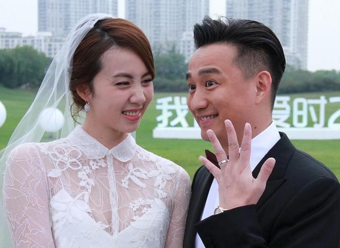 黄磊夫妇罕见晒小儿子照片，身高超同龄小孩，一家三口牵手超温馨