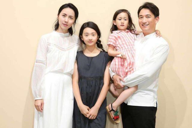 黄磊夫妇罕见晒小儿子照片，身高超同龄小孩，一家三口牵手超温馨