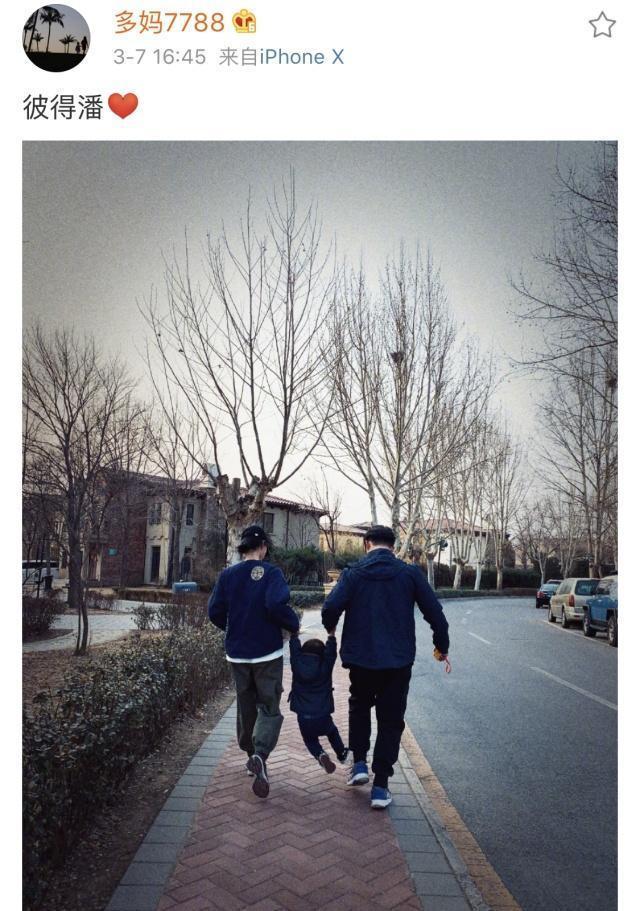 黄磊夫妇罕见晒小儿子照片，身高超同龄小孩，一家三口牵手超温馨