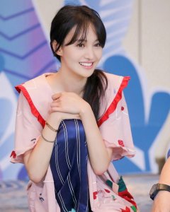 郑爽家庭背景起底,12岁离家学艺,从出道到“疯爽”她经历了啥